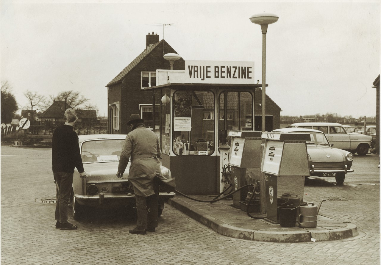 1 witte pomp GP Groot brandstoffen en oliehandel 100 jaar