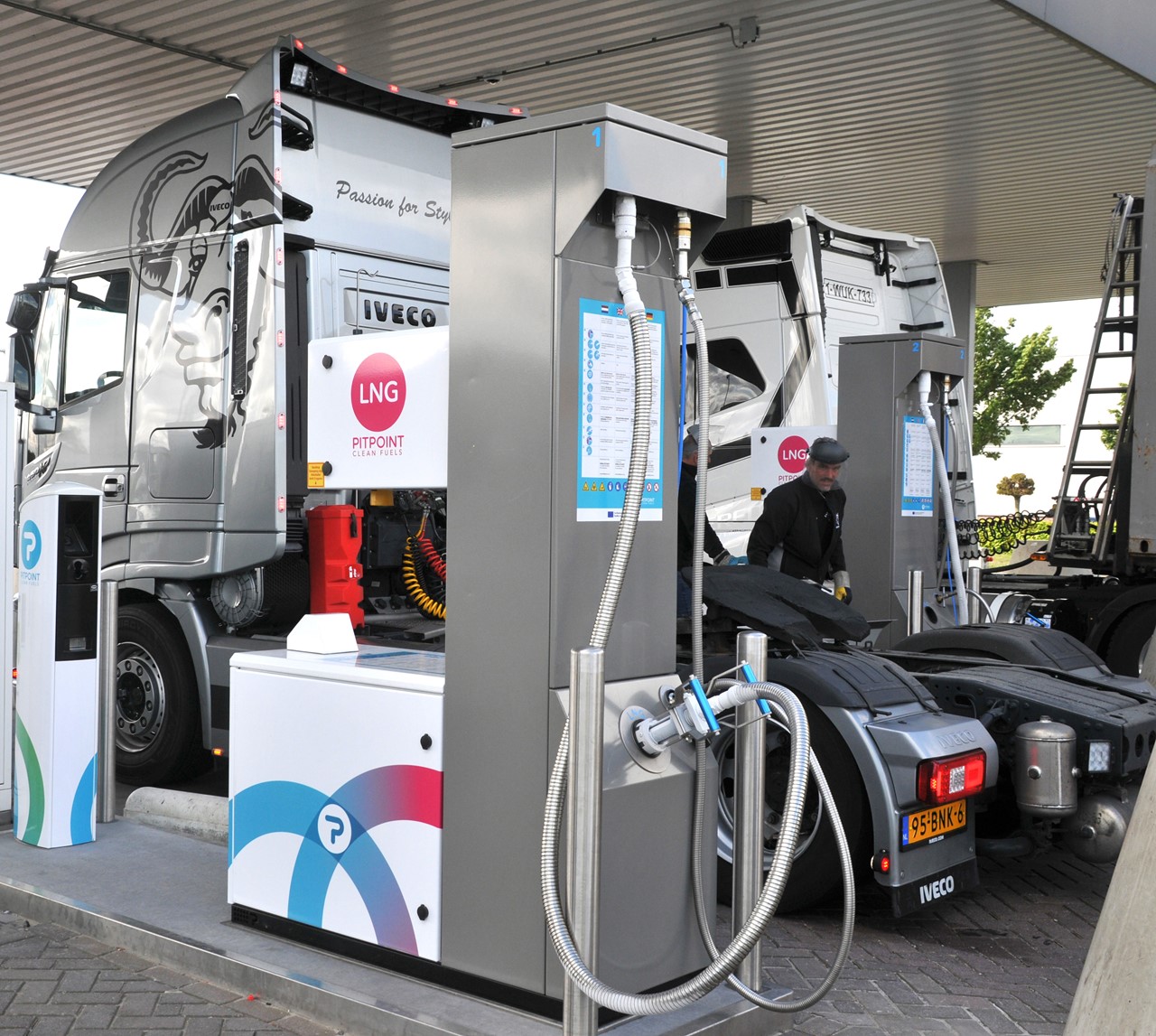 Jaks Trucking at the new LNG station